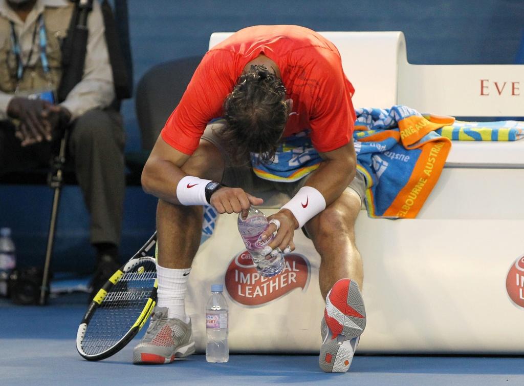 Apparemment blessé, Rafael Nadal n'a jamais paru en mesure de défendre véritablement ses chances. [Keystone - RUNGROJ YONGRIT]