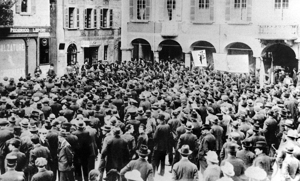 Ouvriers en grève à Bellinzone en novembre 1918.