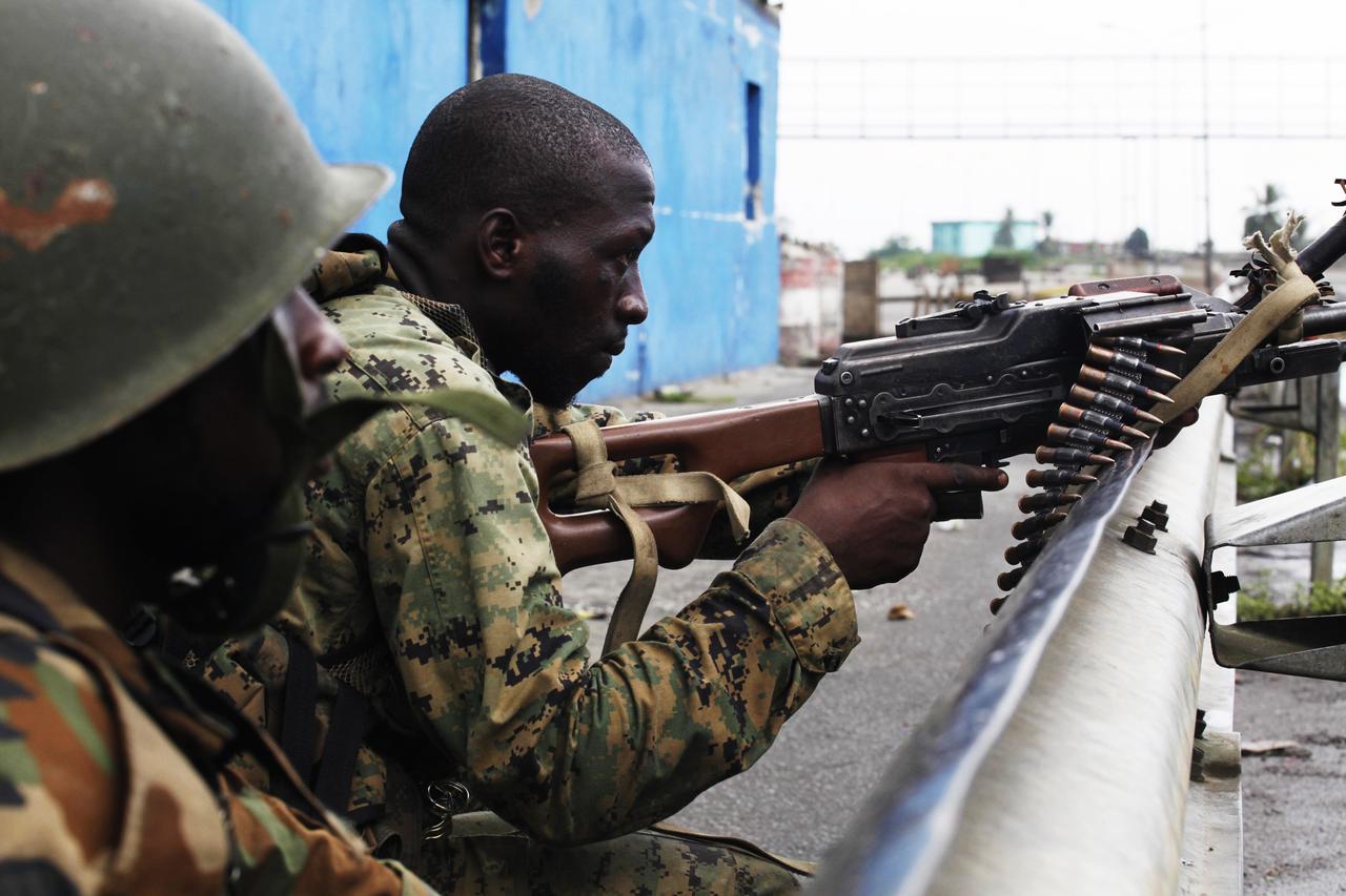 Des soldats loyaux à Alassane Ouattara prenaient position dans les quartiers nord d'Abidjan près de la résidence de Laurent Gbagbo. [REUTERS - Emmanuel Braun]