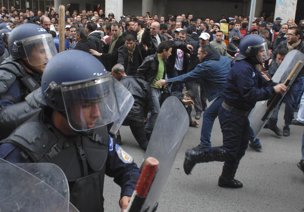 En Algérie, une manifestation de l’opposition a été bloquée par la police à Alger. [KEYSTONE - Sidali Djarboub]