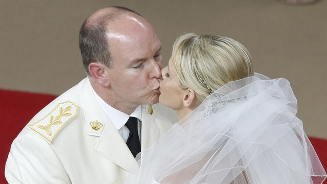 Le prince Albert embrasse sa femme Charlene après leur mariage religieux. [Lionel Cironneau (Pool)]