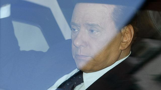 Le premier ministre italien Silvio Berlusconi à son arrivée au palais de justice de Milan lundi matin. [Reuters - Alessandro Garofalo]