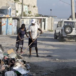 Nettoyage des rues en Haïti, avant l'arrivée au pouvoir du nouveau président Michel Joseph Martelly. [Swoan Parker]