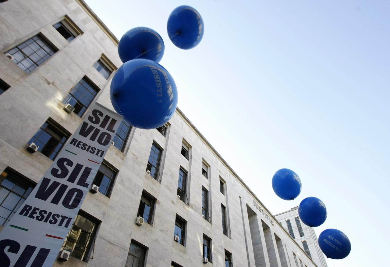 Des ballons et des bannières portant l'inscription "Silvio résiste" [Reuters - Alessandro Garofalo]