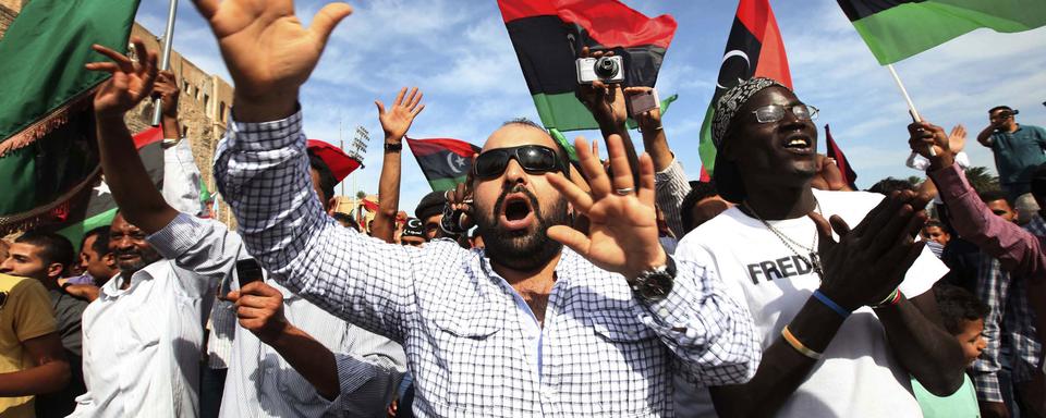 Sur le square des Martyrs de Tripoli, une foule célèbre la fin de l'ère Kadhafi. [Ismail Zitouny]