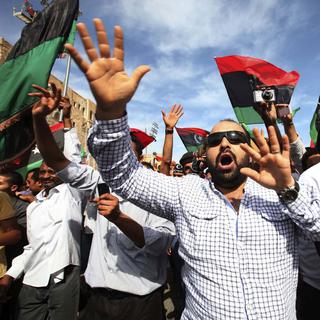 Sur le square des Martyrs de Tripoli, une foule célèbre la fin de l'ère Kadhafi. [Ismail Zitouny]