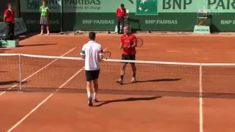 Tennis / Roland-Garros (1er tour): Steve Darcis (BEL) crée une certaine surprise en battant Michaël Llodra (FRA) 6-7 6-3 6-3 6-3