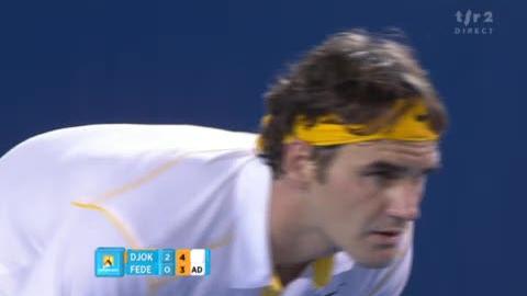 Tennis / Open d'Australie: Federer - Djokovic (demi-finale). Federer bataille dur et réussit le contre-break pour revenir à 4-4 (3e manche)