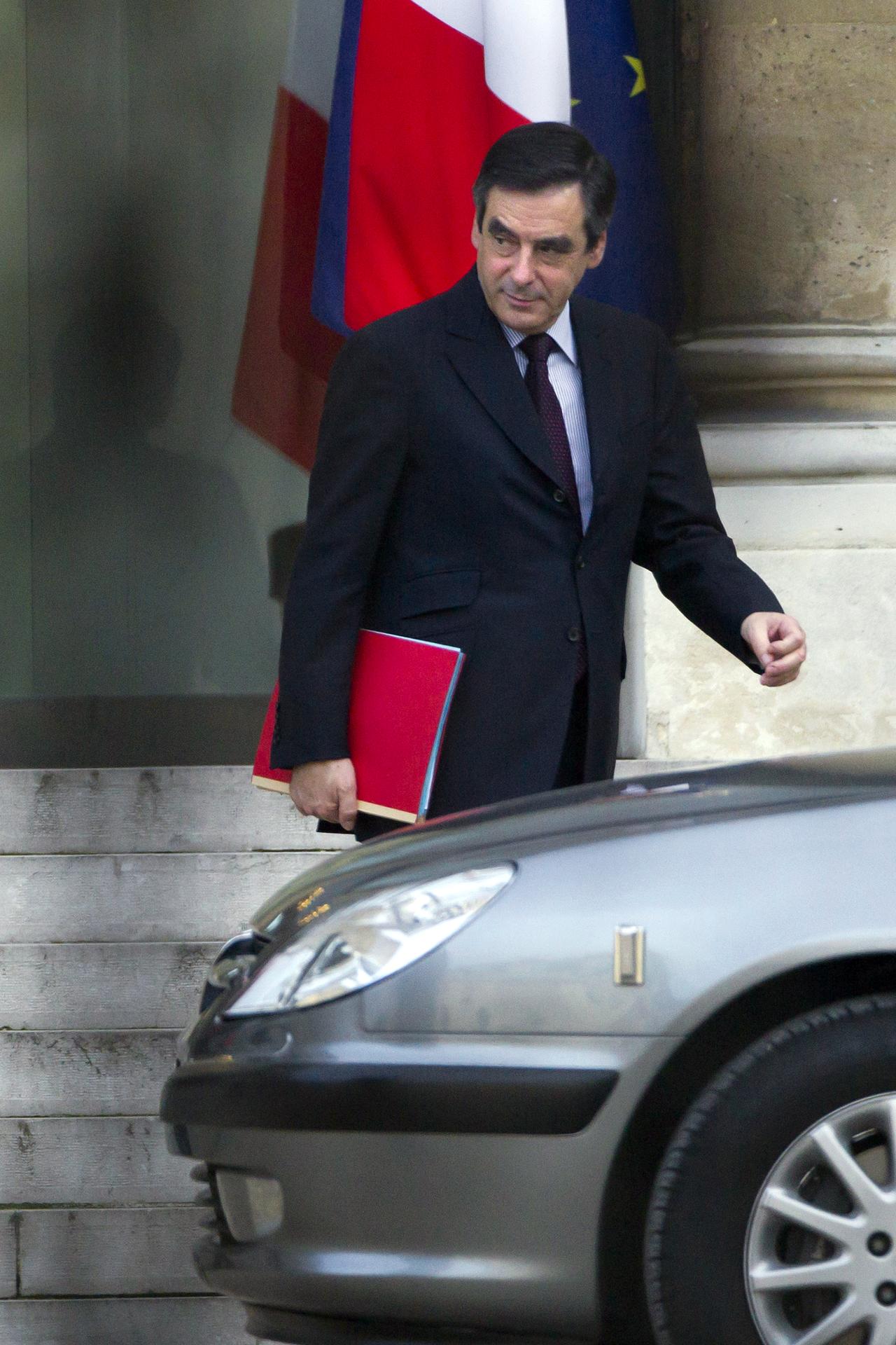 Le Premier ministre français François Fillon quitte le Palais de l'Elysée après un entretien avec le président sur la Côte d'Ivoire. [AFP - Jacques Demarthon]