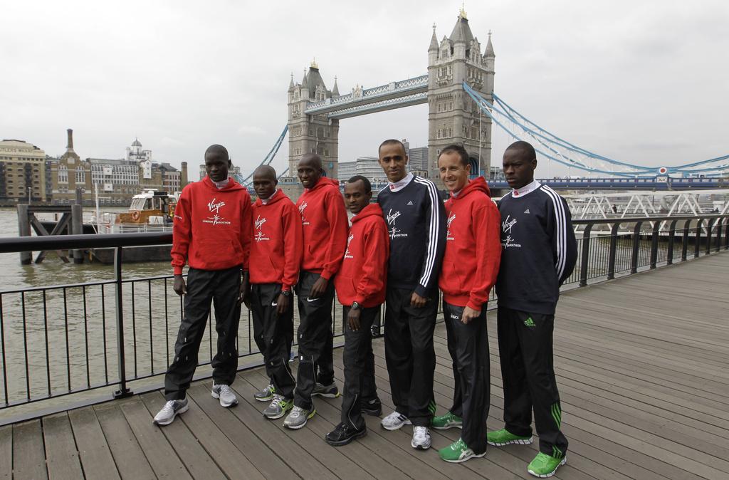 Viktor Röthlin (2e depuis la droite) sera opposés aux meilleurs spécialistes mondiaux du marathon, dimanche à Londres. [Keystone - Sang Tan]