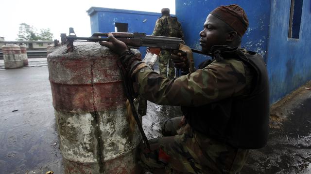 Les soldats d'Alassane Ouattara essaient de repousser les forces de Laurent Gbagbo. [Emmanuel Braun]