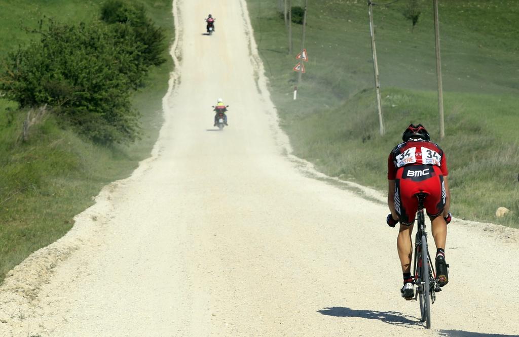 Les "routes blanches" ont ralenti Kohler, finalement repris à 10 km de l'arrivée. [KEYSTONE - Alessandro Trovati]