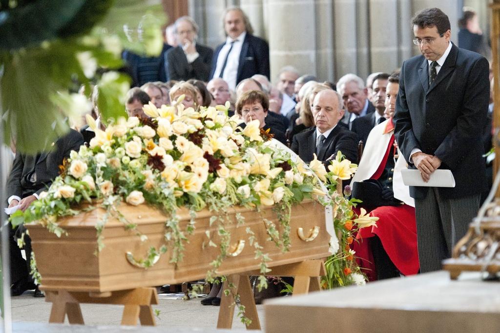 Le President du Conseil d'Etat vaudois, Pascal Broulis observe le cercueil de Jean-Claude Mermoud. [KEYSTONE - Laurent Gillieron]