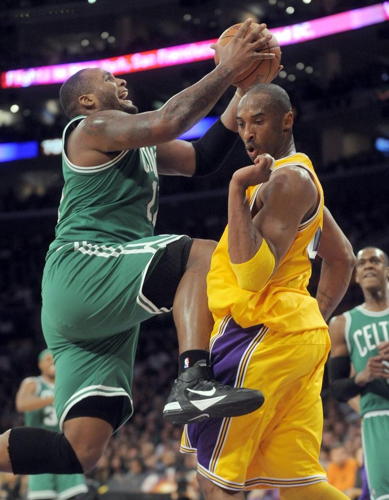 Glen Davis prend le dessus sur Kobe Bryant. [Keystone - Chris Carlson]