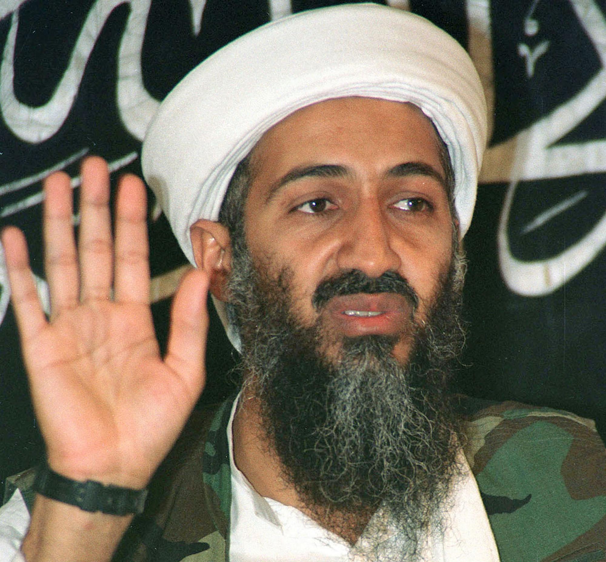 Sur cette photo de 1998, Oussama Ben Laden parle lors d'une conférence de presse. [REUTERS - � Reuters Photographer / Reuters]