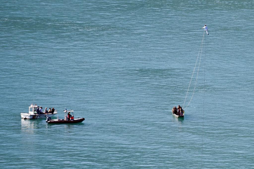 Le filin a été détendu et Freddy Nock a pu embarquer sur un bateau. [KEYSTONE - Alessandro della Valle]