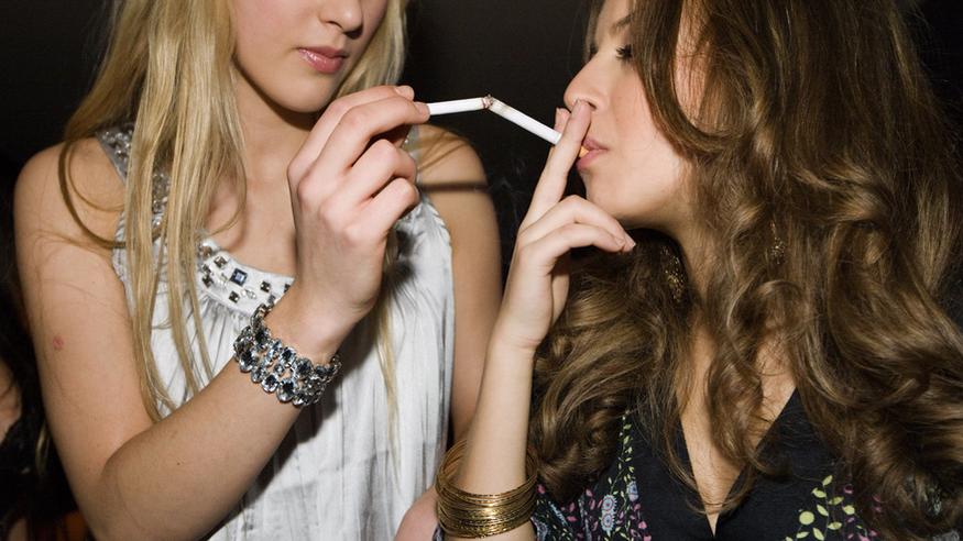 Les jeunes adultes de 20 à 24 ans représentent les plus grands fumeurs, avec 42% des hommes et 36% des femmes. [Martin Ruetschi]