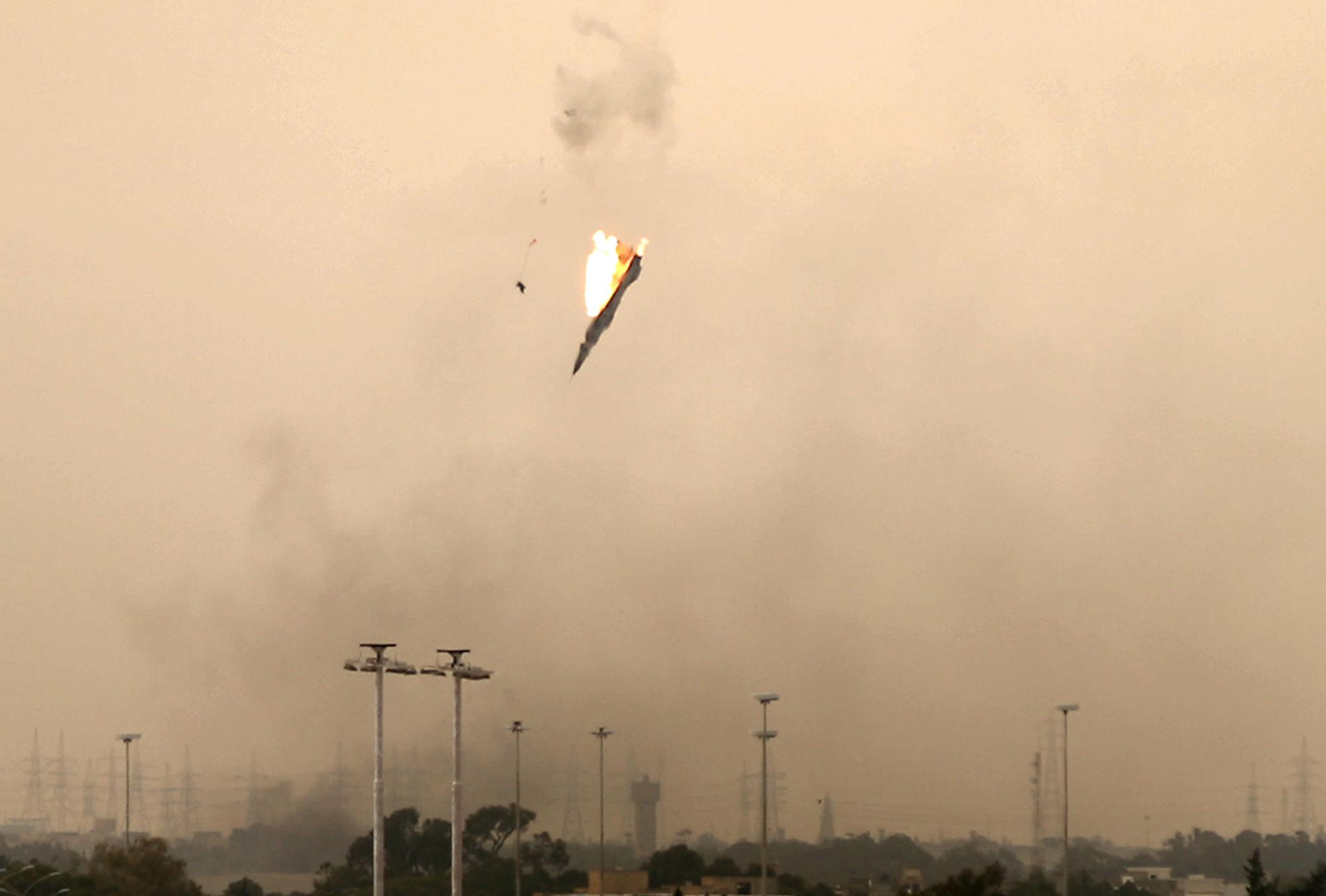 Le pilote du jet libyen parvient à s'éjecter juste avant le crash. [AFP - Patrick Baz]