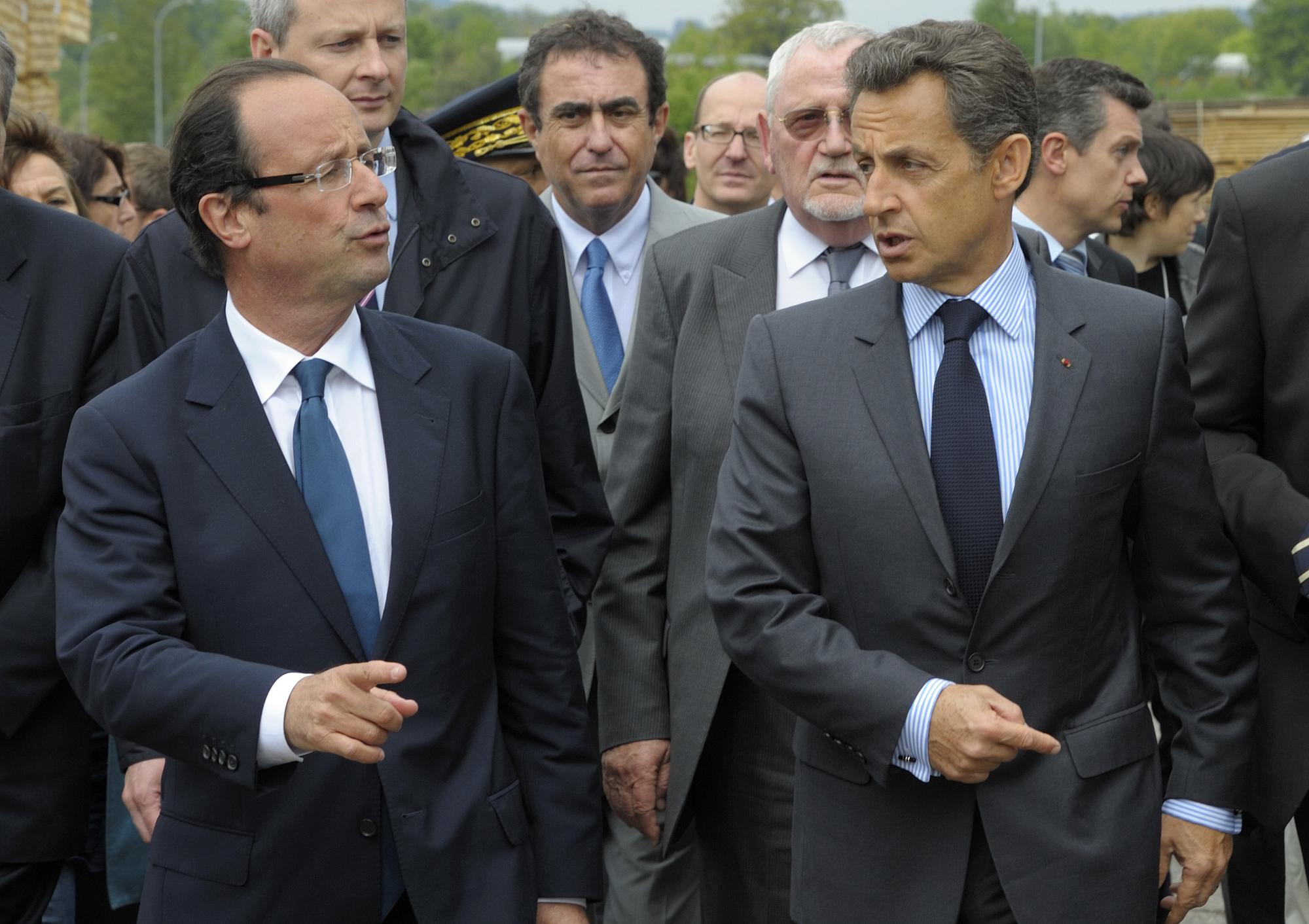 François Hollande devient le principal adversaire de Nicolas Sarkozy, au plus bas dans les sondages après quatre ans et demi de présidence. [Philippe Wojazer]