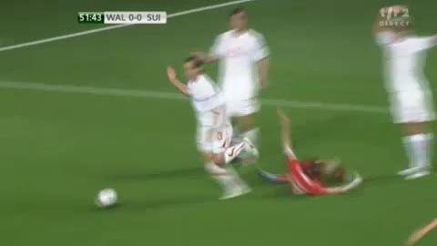 Football / Euro 2012 (éliminatoires): Pays de Galles - Suisse. Bale réclame le penalty (52e)