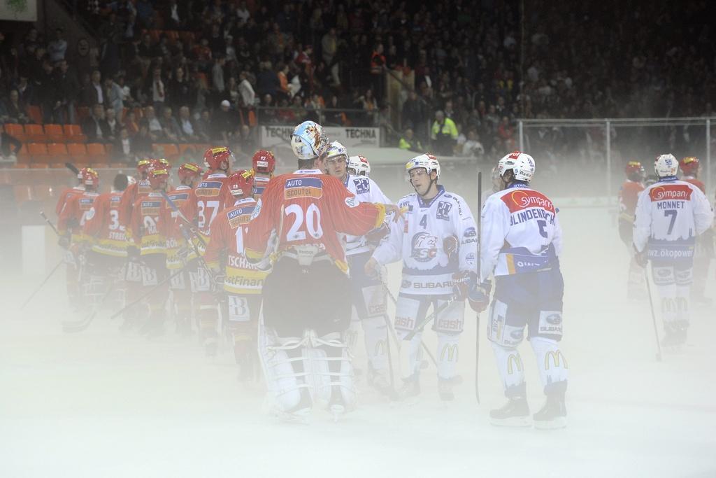 Impossible d'y voir grand-chose à Bienne. Seelandais et Zurichois quittent la glace. La partie ne reprendra pas. [Keystone - Dominic Favre]