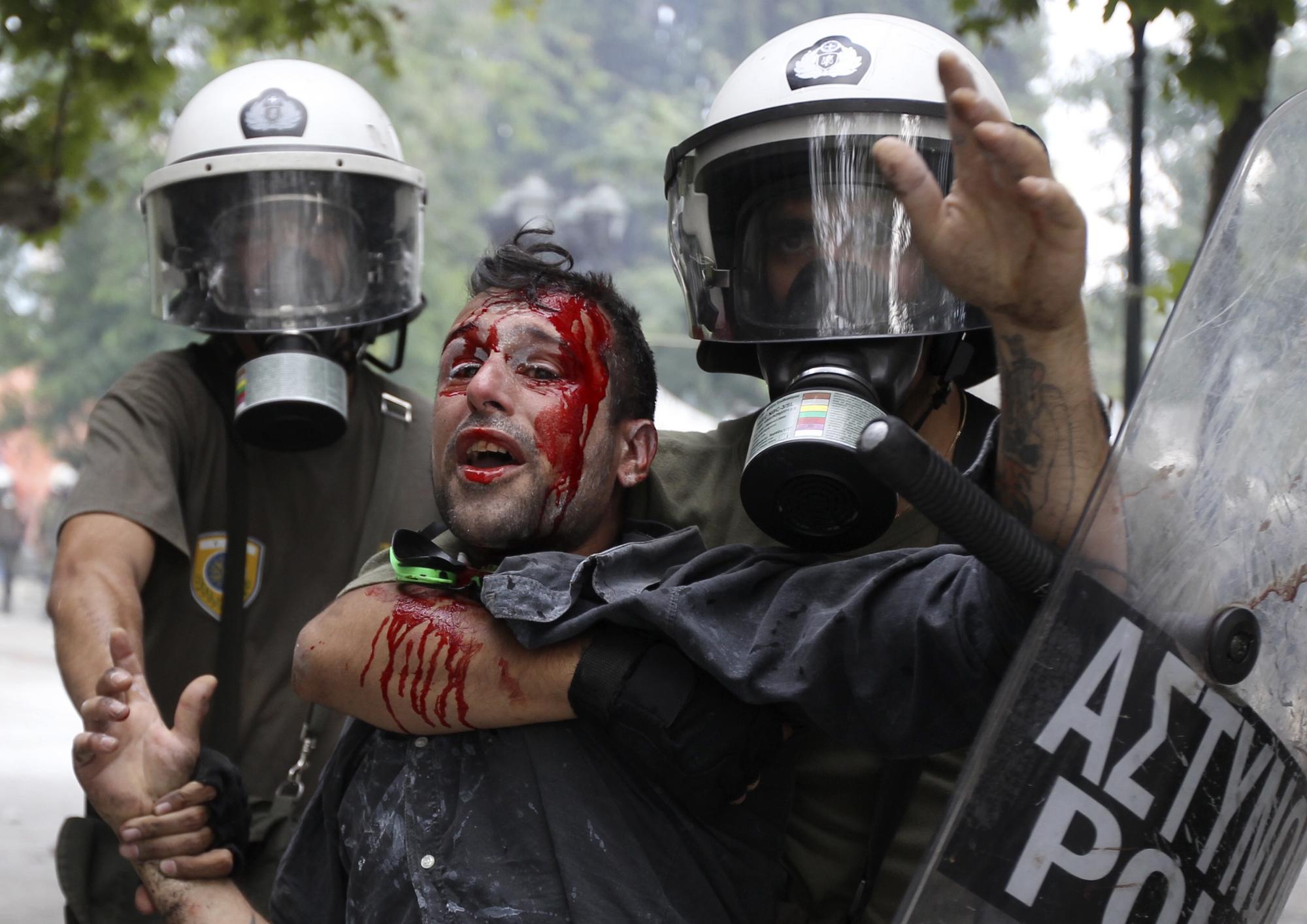 Les violences se sont encore accrues après le vote du parlement grec. [REUTERS - Yiorgos Karahalis]