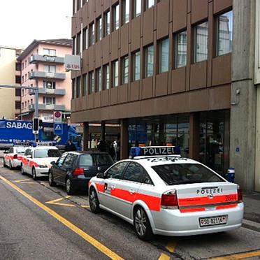 La police a dépêché de gros moyens après l'explosion à Swissnuclear. [SF - Olivier Parvex]