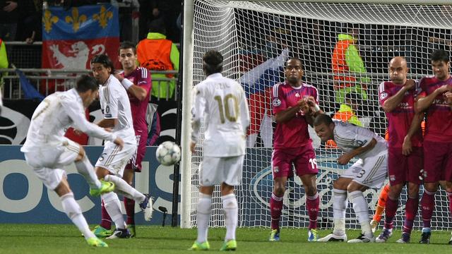 Cristiano Ronaldo ouvre le score sur son arme suprême, le coup-franc. [KEYSTONE - Claude Paris]