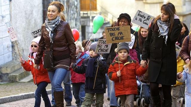 En 2008, des enfants manifestaient à Neuchâtel pour protester contre le manque de crèche dans le canton. [Sandro Campardo]