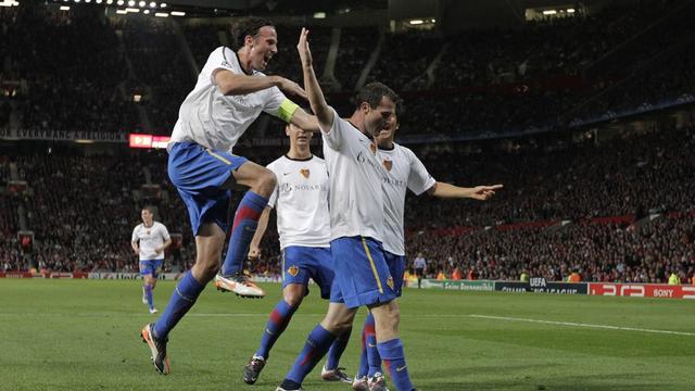 Alexander Frei, right, celebrates his second goal with teammate Marco Streller, left, after scored the 2:3, during the UEFA Champions League, Group C, soccer match between Manchester United FC and FC Basel, at the Old Trafford stadium, in Manchester, England, Tuesday, September 27, 2011. (KEYSTONE/Salvatore Di Nolfi) [Salvatore Di Nolfi]