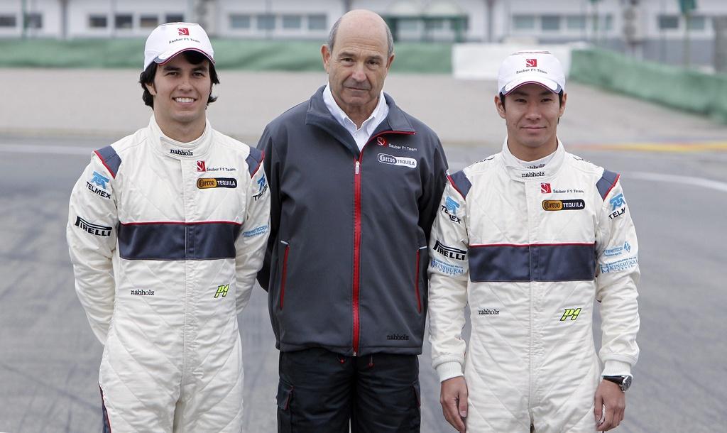 Peter Sauber pose entre Sergio Perez (à sa droite) et Kamui Kobayashi, ses deux pilotes pour cette saison. [Keystone - Alberto Saiz]