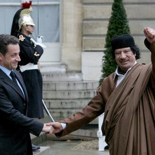 Le poing triomphateur de Kadhafi, accueilli en 2007 par Nicolas Sarkozy à l'Elysée, peu après l'affaire des infirmières bulgares, libérées de Libye notamment grâce à l'intervention de la France. [Maya Vidon]