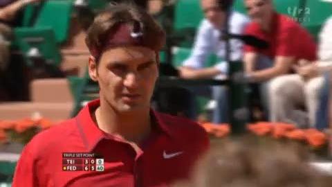 Tennis / Roland Garros (2e tour) / Federer-Teixeira: Le 2e set est une formalité pour Federer qui met une roue de vélo à son adversaire 6-0