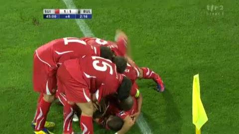 Eliminatoires Euro 2012: SUI-BUL: But incroyable de Shaqiri, après un relais avec Inler. Egalité! (1-1, 45'+3)