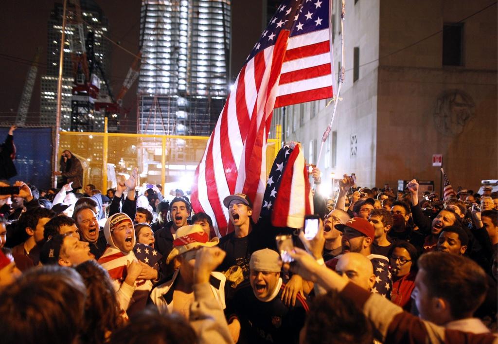 La foule à Ground Zero, jubilant à l'annonce du décès de Ben Laden. La fête s'est prolongée des heures durant. [Jason DeCrow]