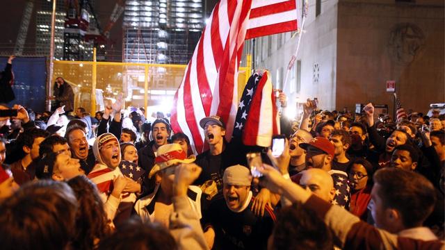 La foule à Ground Zero, jubilant à l'annonce du décès de Ben Laden. La fête s'est prolongée des heures durant. [Jason DeCrow]