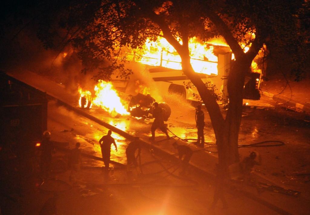 Un couvre-feu a été instauré après les violents heurts de dimanche soit au Caire. [AP Photo]