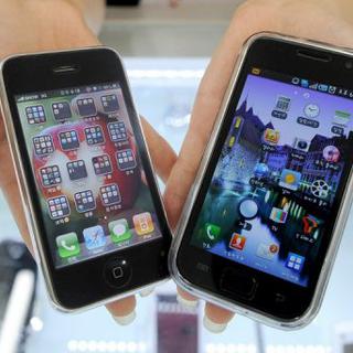 Un Iphone d'Apple (G) et un téléphone portable Galaxy S de Samsung dans un magasin de Séoul, le 27 juillet 2010