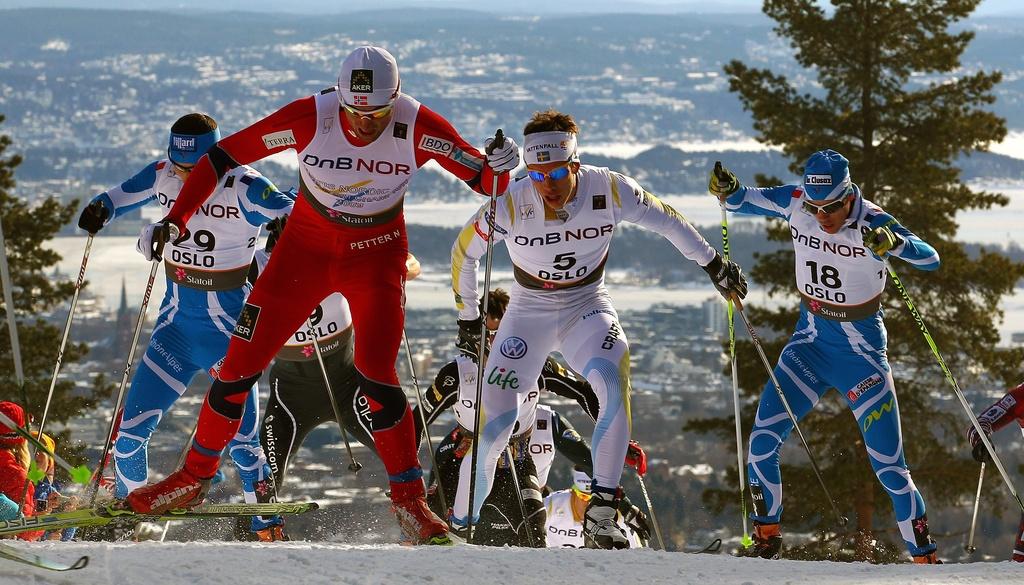 Tenant du titre, Petter Northug emmène la meute et file vers une 3e médaille d'or à Oslo. [Keystone - SRDJAN SUKI]