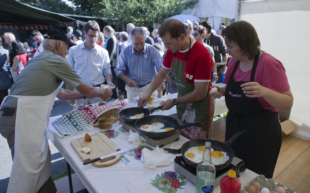 Une fois encore, le "brunch" à la ferme a fait saliver de nombreux Helvètes. [KEYSTONE - Peter Schneider]