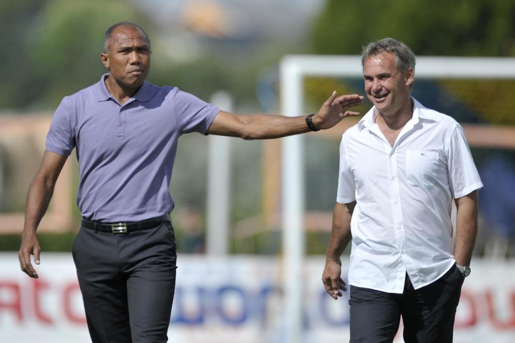 Laurent Roussey (félicité par son homologue du PSG Antoine Kombouaré après le succès 3-2 de Sion) et son équipe sont invaincus dans les matches de préparation. [KEYSTONE - Dominic Favre]