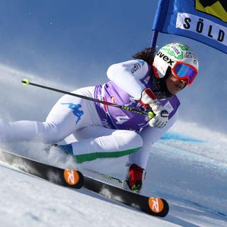 L'Italienne Frederica Brignone durant la descente du slalom géant féminin à Sölden. [Keystone - Alessandro Trovati]