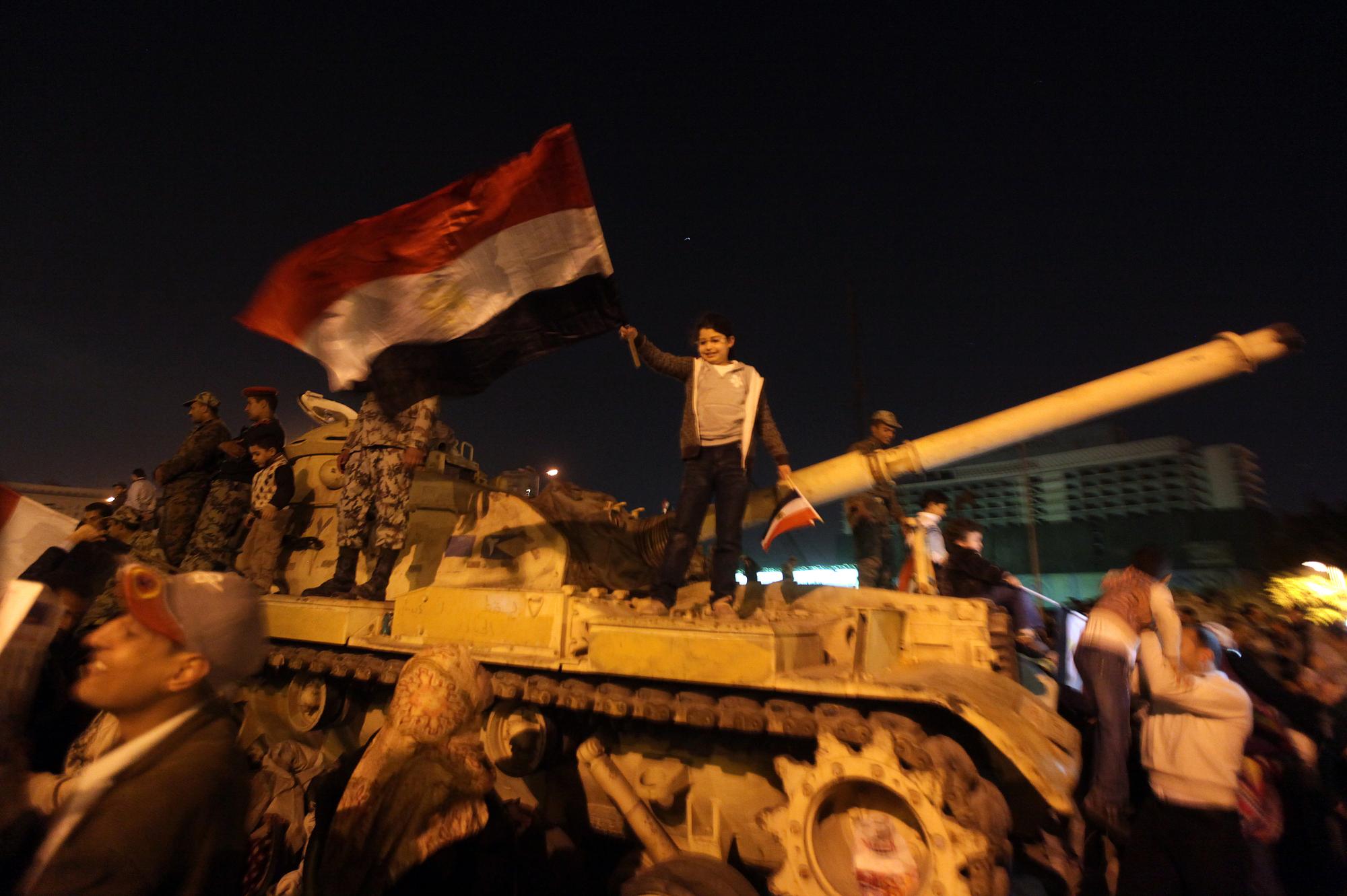 La rue égyptienne a fêté toute la nuit, mais c'est désormais l'armée qui est maître du jeu. [AFP - PATRICK BAZ]