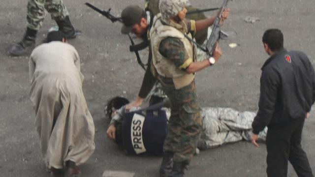 Le Caire, 3 février. Un journaliste est secouru par l'armée après avoir été agressé par des manifestants. [Kyodo]