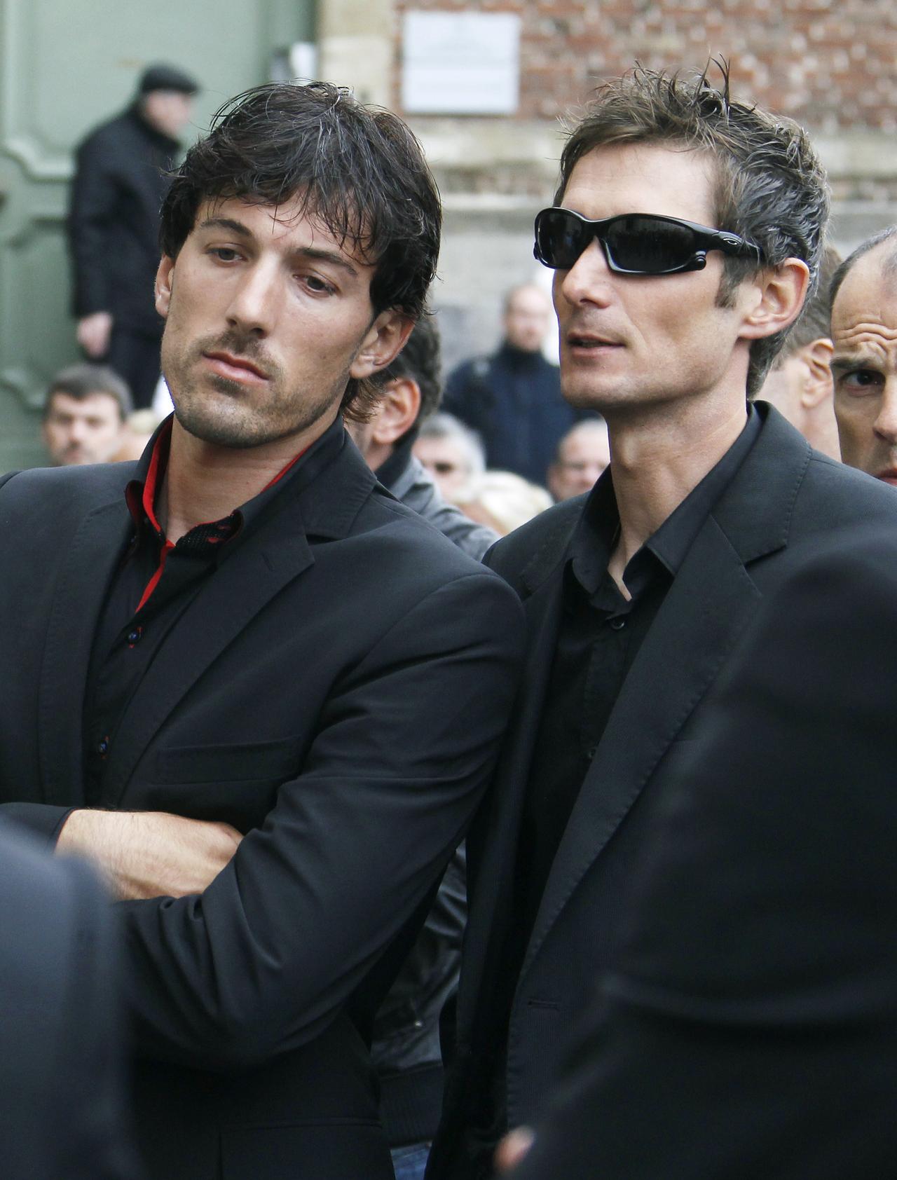 Fabian Cancellara et Frank Schleck, équipiers de Weylandt chez Leopard, étaient présents. [REUTERS - Thierry Roge]