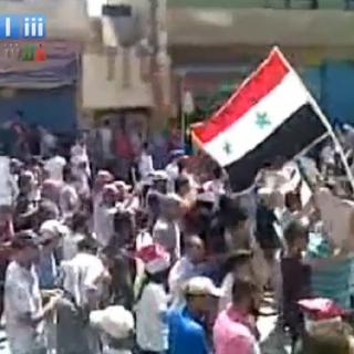 Capture d'écran d'une vidéo diffusée sur youtube montrant des milliers de civils manifester à Qamishli, au nord-est de la Syrie.