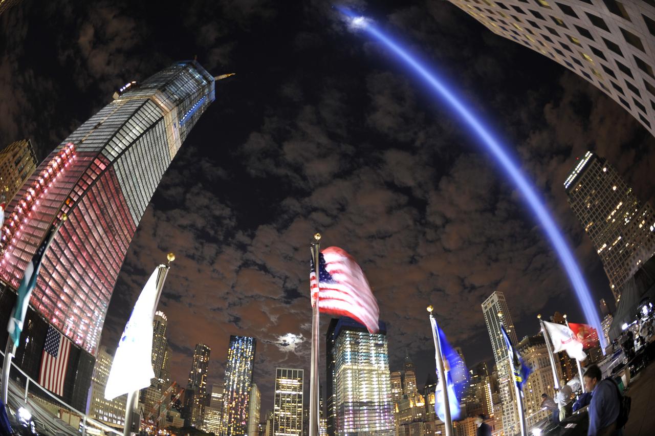 Le faisceau de lumière a illuminé le ciel depuis Ground Zero la nuit de samedi à dimanche. [AFP - MLADEN ANTONOV]