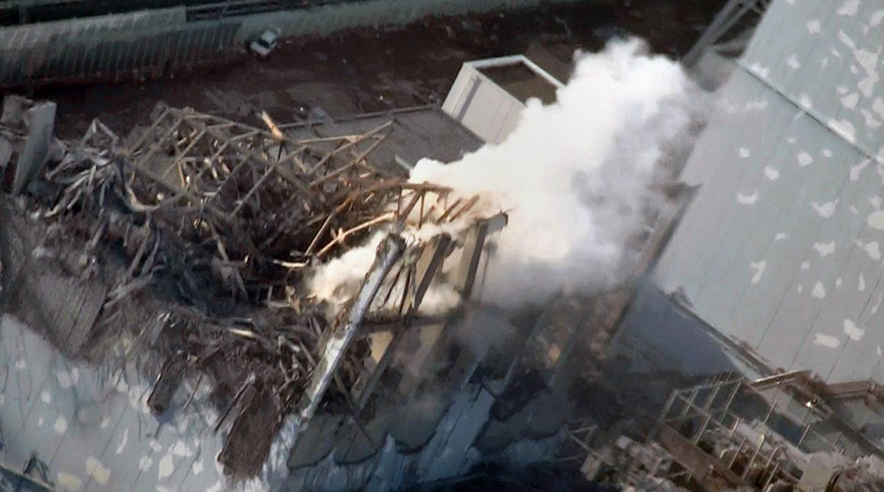 De la fumée s'échappe toujours des réacteurs de Fukushima. [AFP - Tepco]