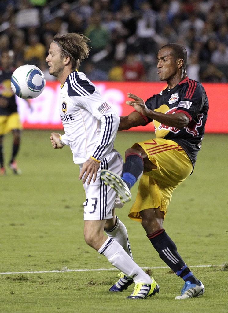 Cette faute du New-Yorkais Roy Miller sur Beckham a permis au Galaxy d'inscrire le 2-0 sur penalty. [Keystone - Jae Hong]