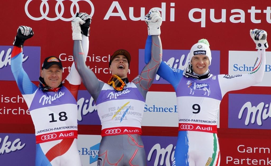 Didier Cucher et Christof Innerhofer entourent le champion du monde Erik Guay. [Matthias Schrader]